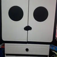 یک عدد تخت همراه دوعدد کمد