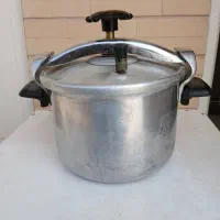 زود پز در حد نو  کاملا سالم 8 لیتری فروش فوری