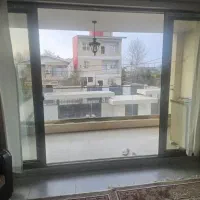 آپارتمان با چشم انداز دریای آبی و صدای امواج