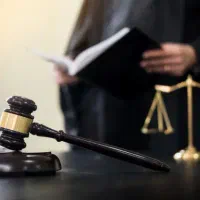 مشاوره رایگان با وکیل دادگستری دارای سابقه قضاوت