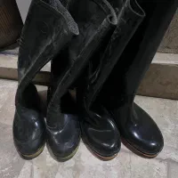 دو جفت چکمه ی نو