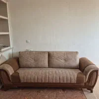 مبل چهار  نفره  تخت شو بسیار تمیر در حد نو