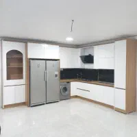 کابینت آشپزخانه سفید هایگلاس طرح چوب کافی بار