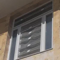 پنجره آهنی نو با شیشه برنز