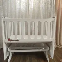 گهواره و تخت کنار مادر