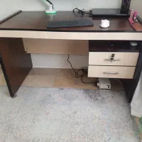 میز تحریر و کامپیوتر