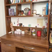 میز تحریر و کتابخانه