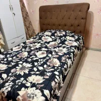 تخت خواب چستر یک و نیم نفره همراه با تشک در حد نو