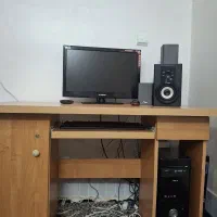 کامپیوتر با لوازم،مانیتور،اسپیکر،موس،میز