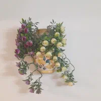 گلدان دیوار کوب و دو شاخه گل اویز