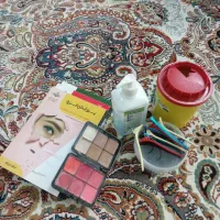 وسایل آرایشی و کتاب آزمون ارایشی