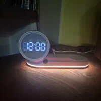 ساعت، چراغ خواب و شارژر بی‌سیم. سه کاره