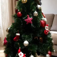 درخت کریسمس تزئین‌شده ، آماده استفاده و بسیار زیبا