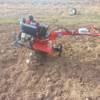 شخم زدن باغ با تیلر ۱۰ اسب