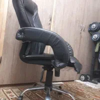 صندلی مدیریتی کامپیوتر و یک ویلچر در حد