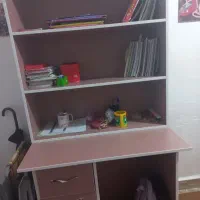 میز تحریر همراه با کتابخانه