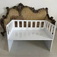تخت کنار مادر