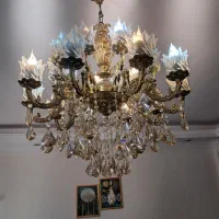 لوستر سقفی و کنار سالنی