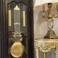ساعت ایستاده کنار سالنی