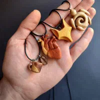 گردنبند آویز چوبی هدیه خاص و زیبا