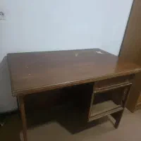 میز چوبی و قفس پرنده