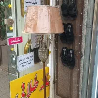 آباژور ایستاده کنار سالنی آویزدار