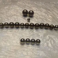 تعدادی ساچمه