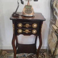 تلفن و میز