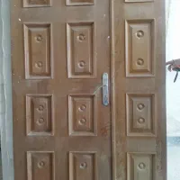 درب چوبی و درب آلومینیومی سالم با قفل و چارچوب
