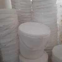 سطل پلاستیکی در حد نو ۱۲ کیلویی درب دار