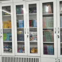 نیروی فروش خانم بخش فروشگاه کتاب