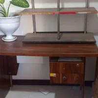 میز و کتاب خانه