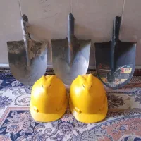 بیل ساختمانی وکلاه ایمنی