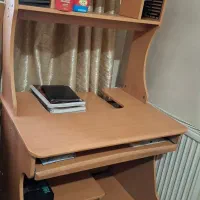میز تحریر و کامپیوتر