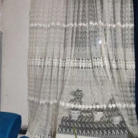 پرده سالم و تمیز مناسب پذیرایی  به همراه چوب پرده