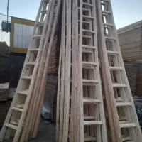 تعدادی نردبان ساختمانی چوبی زیر قیمت