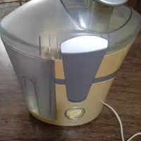یه آبمیوه گیری کاملا نو بدو استفاده