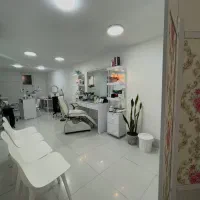 میز ناخن  و صندلی میکاپ و.. برای اجاره با قیمت خوب
