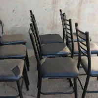 میز پیشخوان و ۹عدد صندلی . توافقی