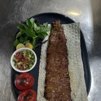 به یک کارگر ساده جهت کار در تهیه غذا