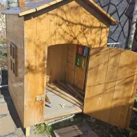 کلبه چوبی و باربی کیو.منقل کباب وجوجه