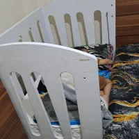 تخت کودک کنار مادربا دشک
