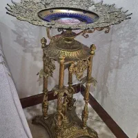 ظرف میوه خوری پایه دار برنز کنار سالنی