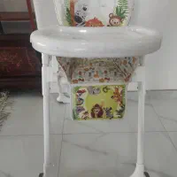 صندلی غذای زویی در حد نو