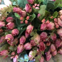 تعدادی گل و میوه مصنوعی