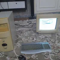 یک عدد کامپیوتر غدیمی. با تمام وسایل