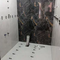 کاشی کاری انجام میشود