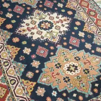 گلیم .میز تلویزیون و مقداری وسایل منزل