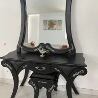 آینه و کنسول و صندلی