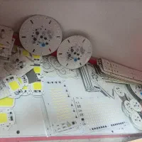 تعمیر لامپ و مهتابی و پروژکتور و محافظ و رابط برق